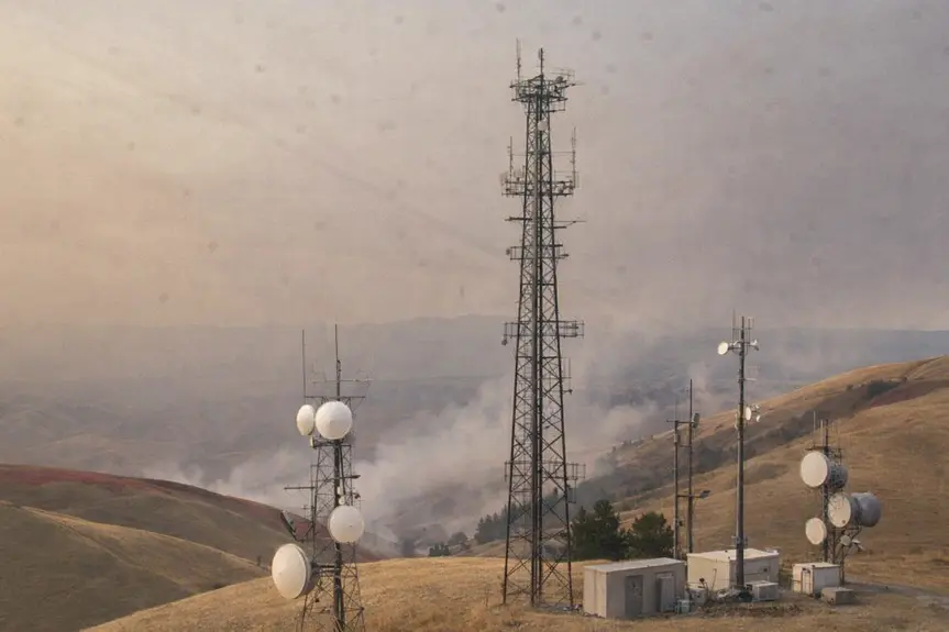 Ridge Fire Leads to Evacuations and Traffic Disruptions Near Gorman